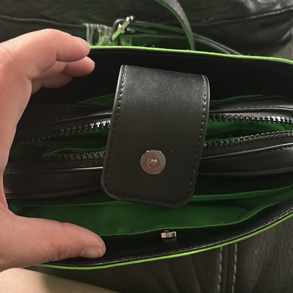 Green guess shoulder purse - Picture 3 of 4